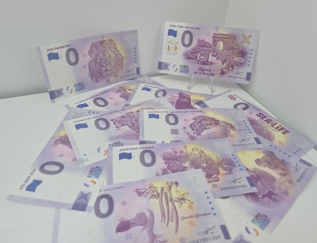 Lot 10 Billets Euros Souvenir Animaux + 8 Mai 1945 Anniversary