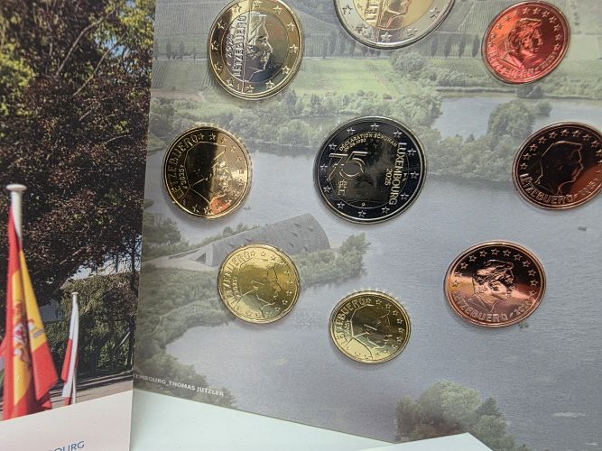 Coffret BU Luxembourg 2025 - 8 pièces + 2€ Commémorative Schuman Version PHOTO
