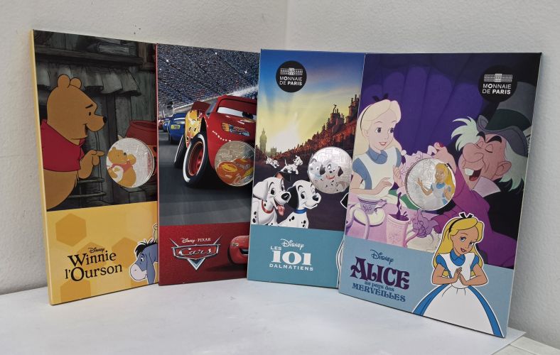 Lot 4 x 10€ Cartelette Argent Disney 2026 Cars / Alice / Winnie / 101 Dalmatiens
